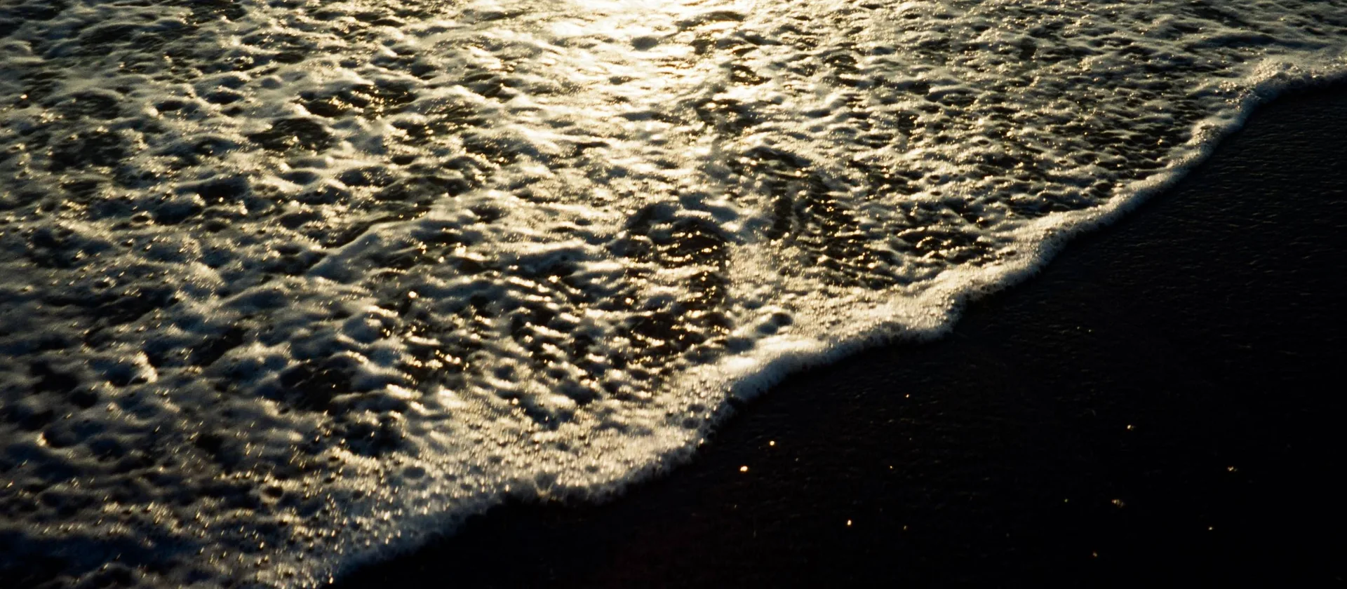 Рассветная дорога и вулканический рельеф